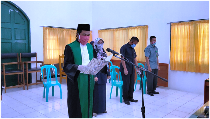 GUNAKAN MASKER, WAKIL KETUA PA PANGKALAN BUN LANTIK HAKIM BARU