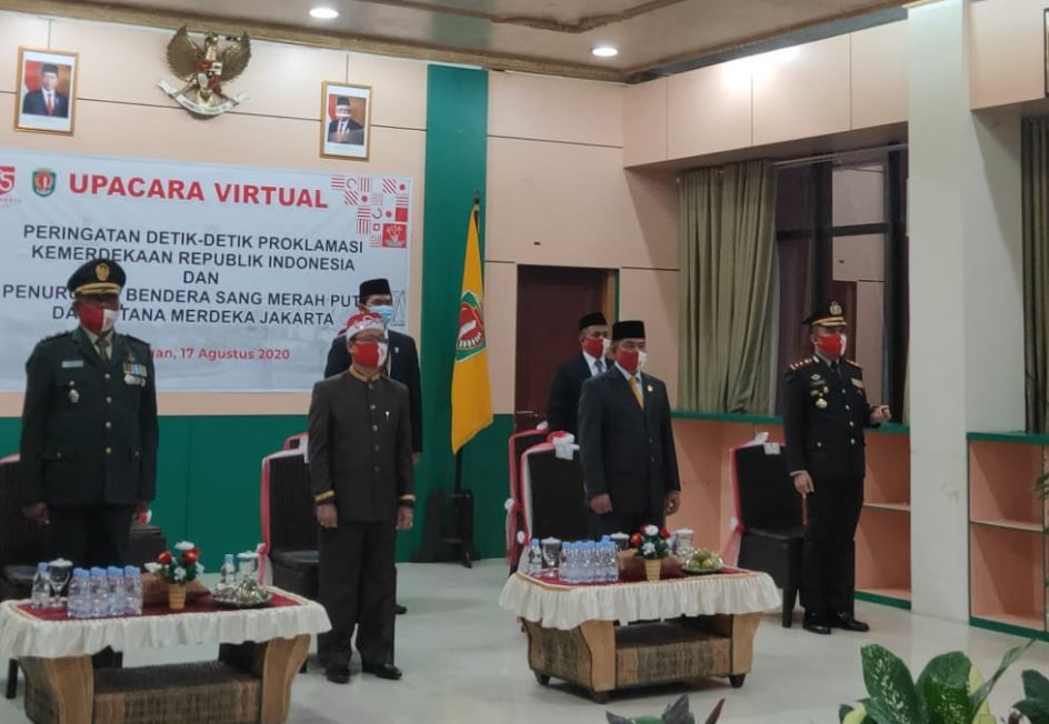 Upacara Penurunan Bendera Secara Virtual di Kantor Bupati