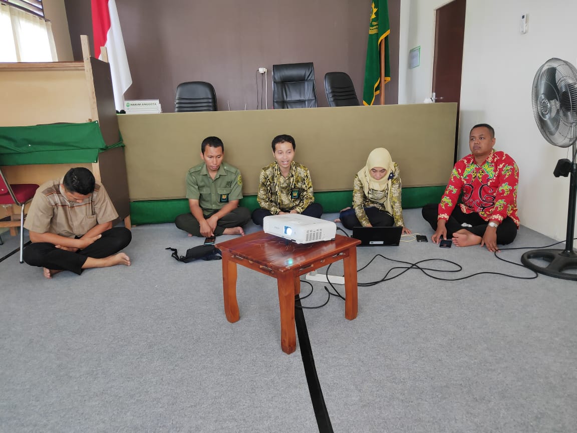 Ketua PA Kasongan Pimpin Rapat Evaluasi Bulanan Tim Kesekretarian