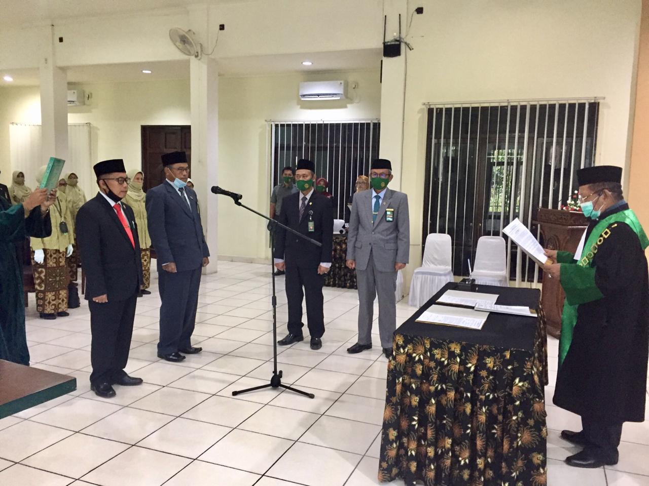 Ketua Pengadilan Tinggi Agama Palangka Raya Melantik Panitera dan Panitera Pengganti