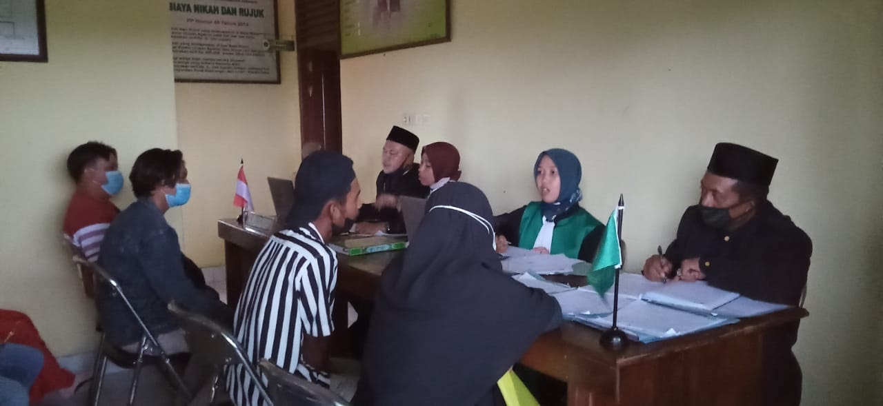 SIDANG DI LUAR GEDUNG KECAMATAN SERANAU