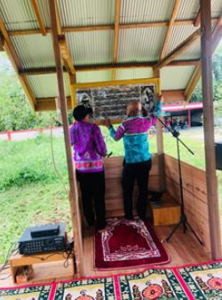 165. GOTONG ROYONG SELURUH APARATUR PA SAMPIT UNTUK ACARA BUKA BERSAMA DAN SHOLAT PERDANA DI MUSHALLA ZAADAL MA’AD