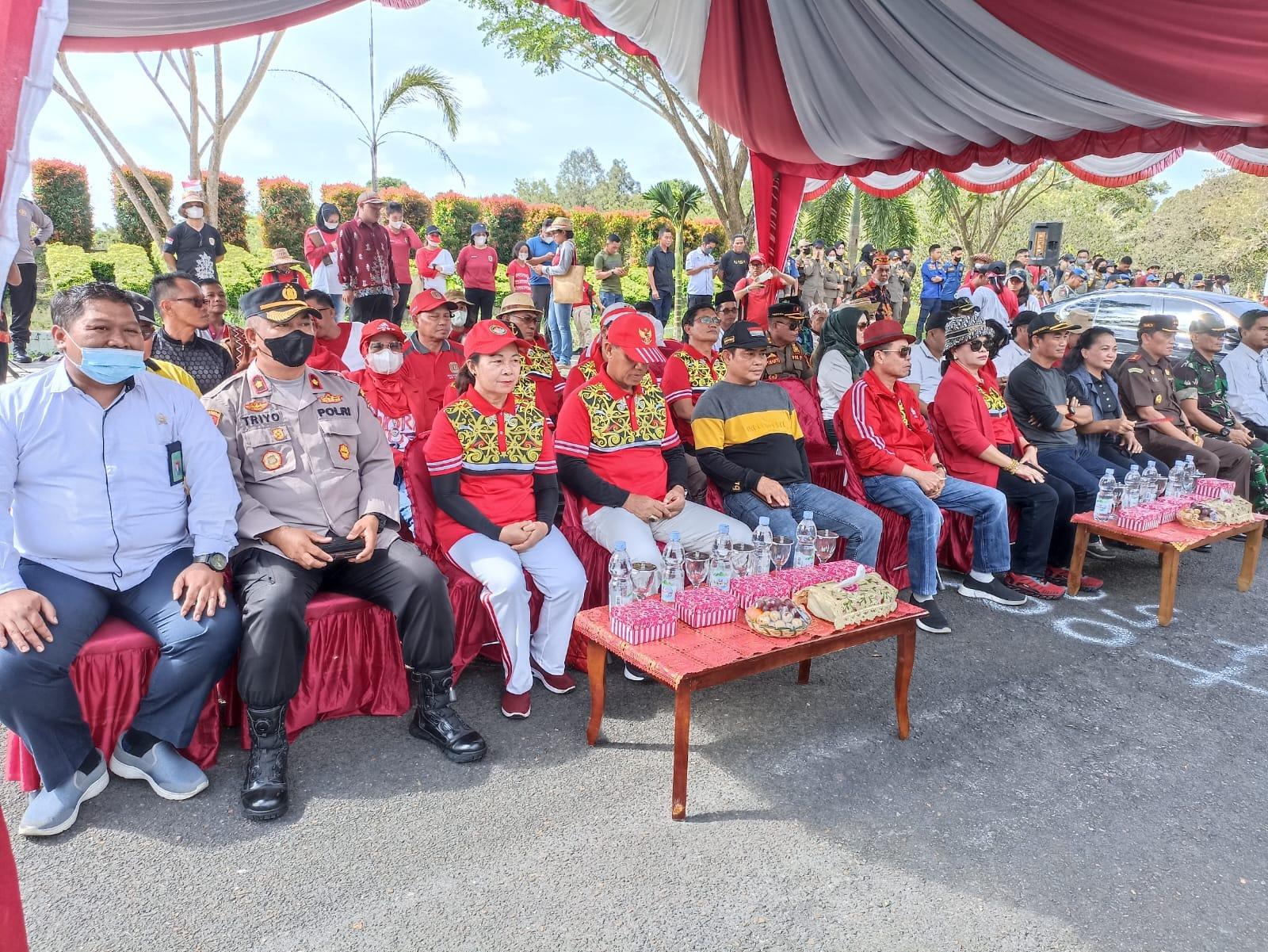 Ramaikan Pawai Pembangunan Kab. Katingan, Wakil Ketua PA Kasongan Hadir Secara Langsung