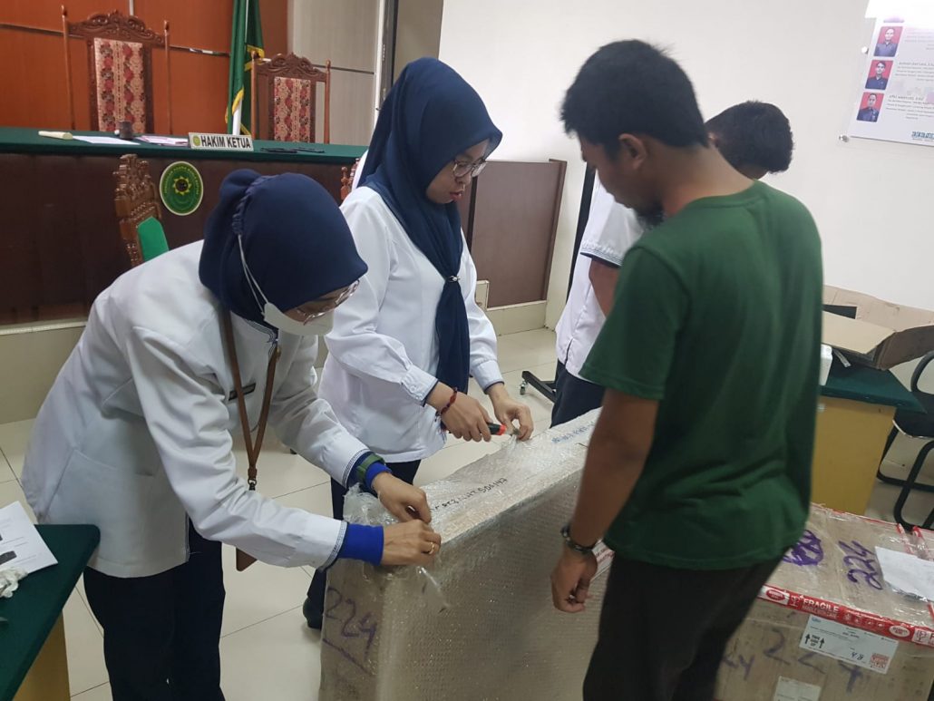 233. Pengadilan Agama Kuala Kapuas Terima Alat Pengolahan Data Ruang Sidang Elektronik