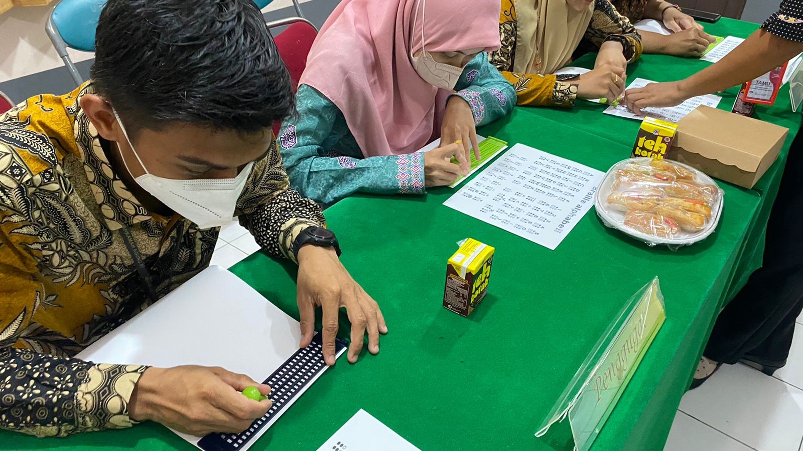 IMPLEMENTASI PEDULI KELOMPOK TUNE NETRA DENGAN PELATIHAN MENULIS DALAM HURUF BRAILLE 2