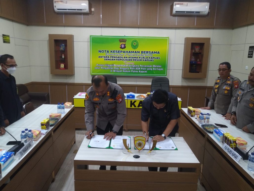 260. Tandatangani MoU dengan Kepolisian Resor Kapuas, Pengadilan Agama Kuala Kapuas Siap Tingkatkan Pelayanan Penyelesaian Sengketa Perceraian Bagi Anggota Polri/ASN di Wilayah Hukum Polres Kapuas