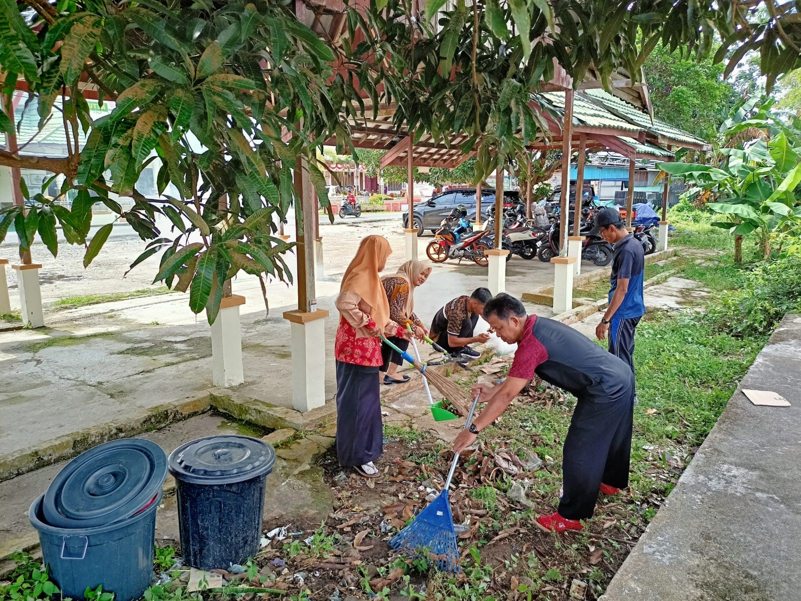 Jumat Berkah, Keluarga Besar Pengadilan Agama Pulang Pisau Laksanakan Kerja Bakti