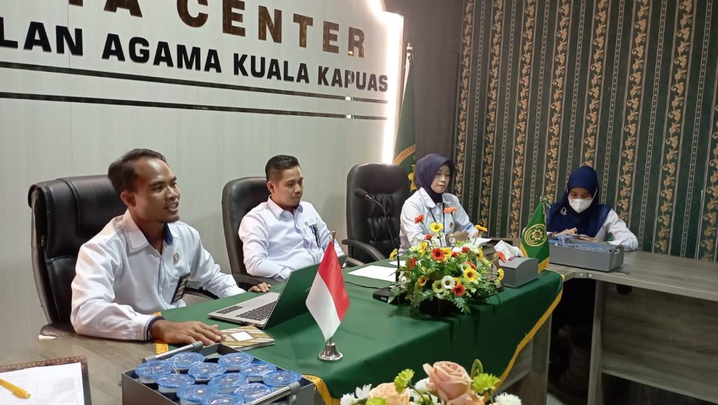 255. Gugatan Mandiri PA Kuala Kapuas Kembali Duduki Peringkat 1, WKPA Ucapkan Selamat Kepada petugas Posbakum PA Kuala Kapuas Pada Rapat Evaluasi Kinerja Triwulan III Tahun 2022