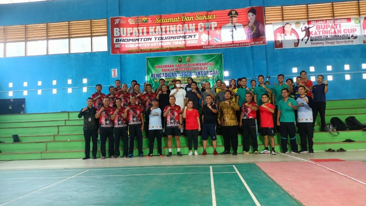 Hakim PA Kasongan Hadiri Undangan Eksebisi Badminton Sempena HUT IKAHI