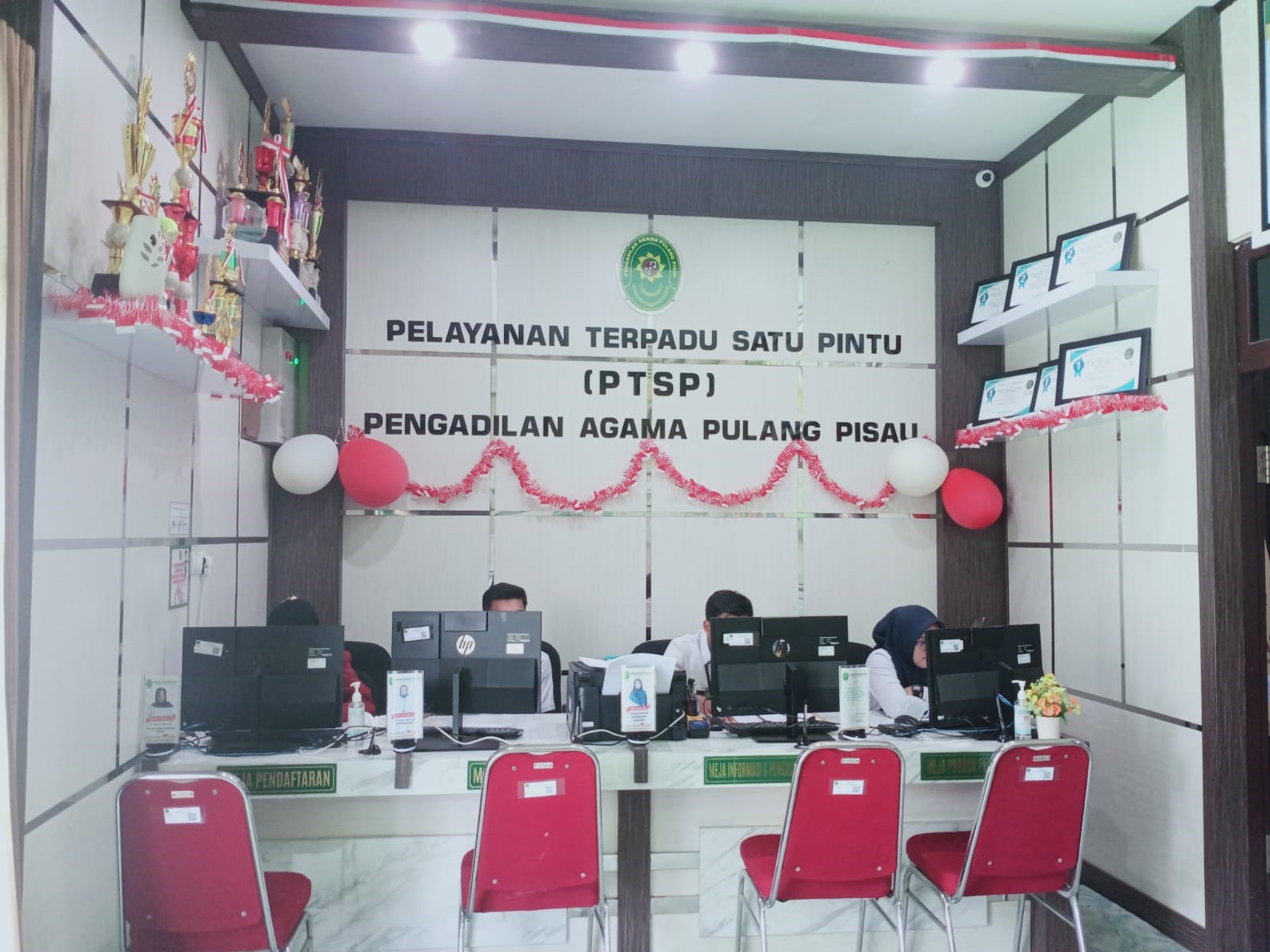 Semarakkan Kemerdekaan RI Ke-78, PTSP Pengadilan Agama Pulang Pisau Dipercantik Dengan Dekorasi Bernuansa Merah Putih