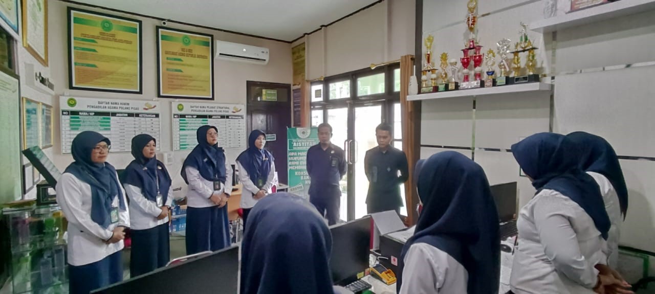 Hakim Pengadilan Agama Pulang Pisau Lakukan Briefing bagi Petugas PTSP
