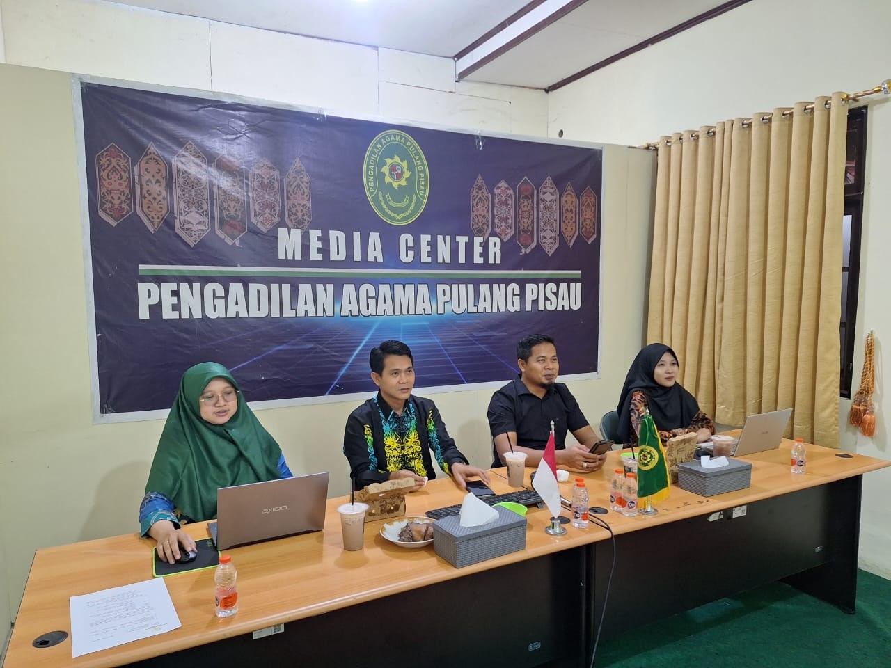PIMPINAN DAN APARATUR PENGADILAN AGAMA PULANG PISAU HADIRI PEMBINAAN BIDANG TEKNIS DAN ADMINISTRASI YUDISIAL OLEH PIMPINAN MAHKAMAH AGUNG RI SECARA DARING