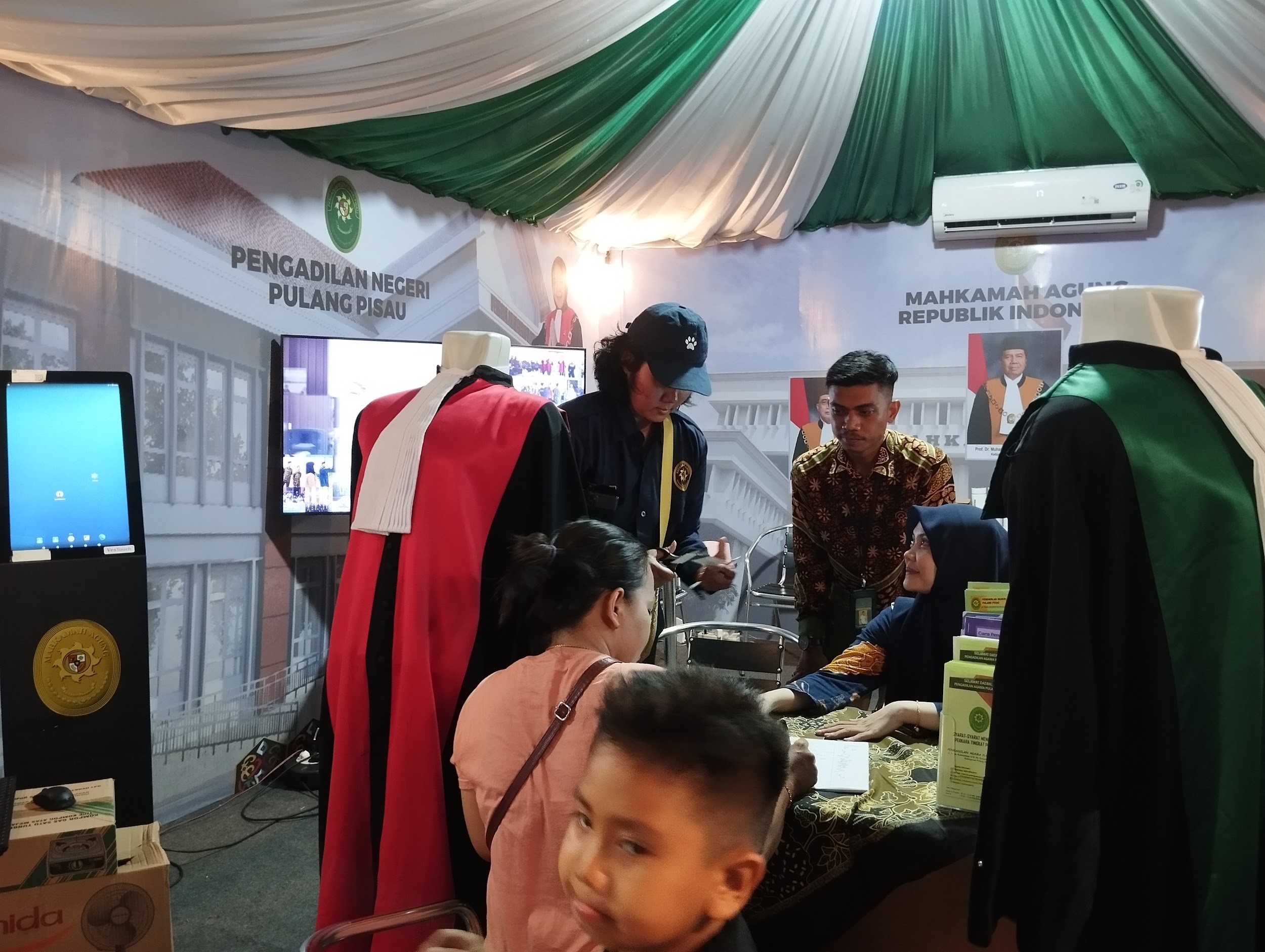 Hari ke-6 Pulang Pisau Fair, Kupon Undian Doorprize Habis Tidak Tersisa Di Stand Mahkamah Agung RI