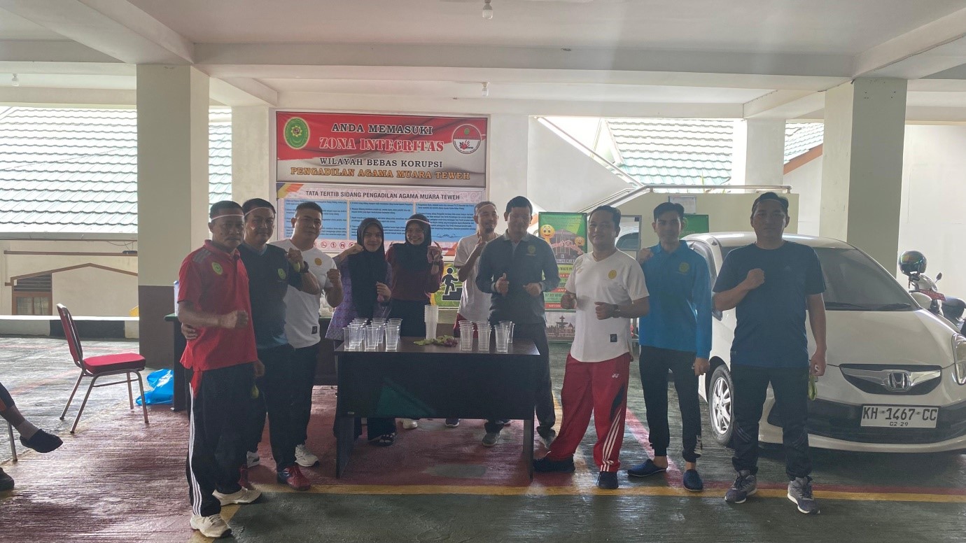 125. Meriahkan HUT RI dengan Lomba Membawa Gelas Menggunakan Balon