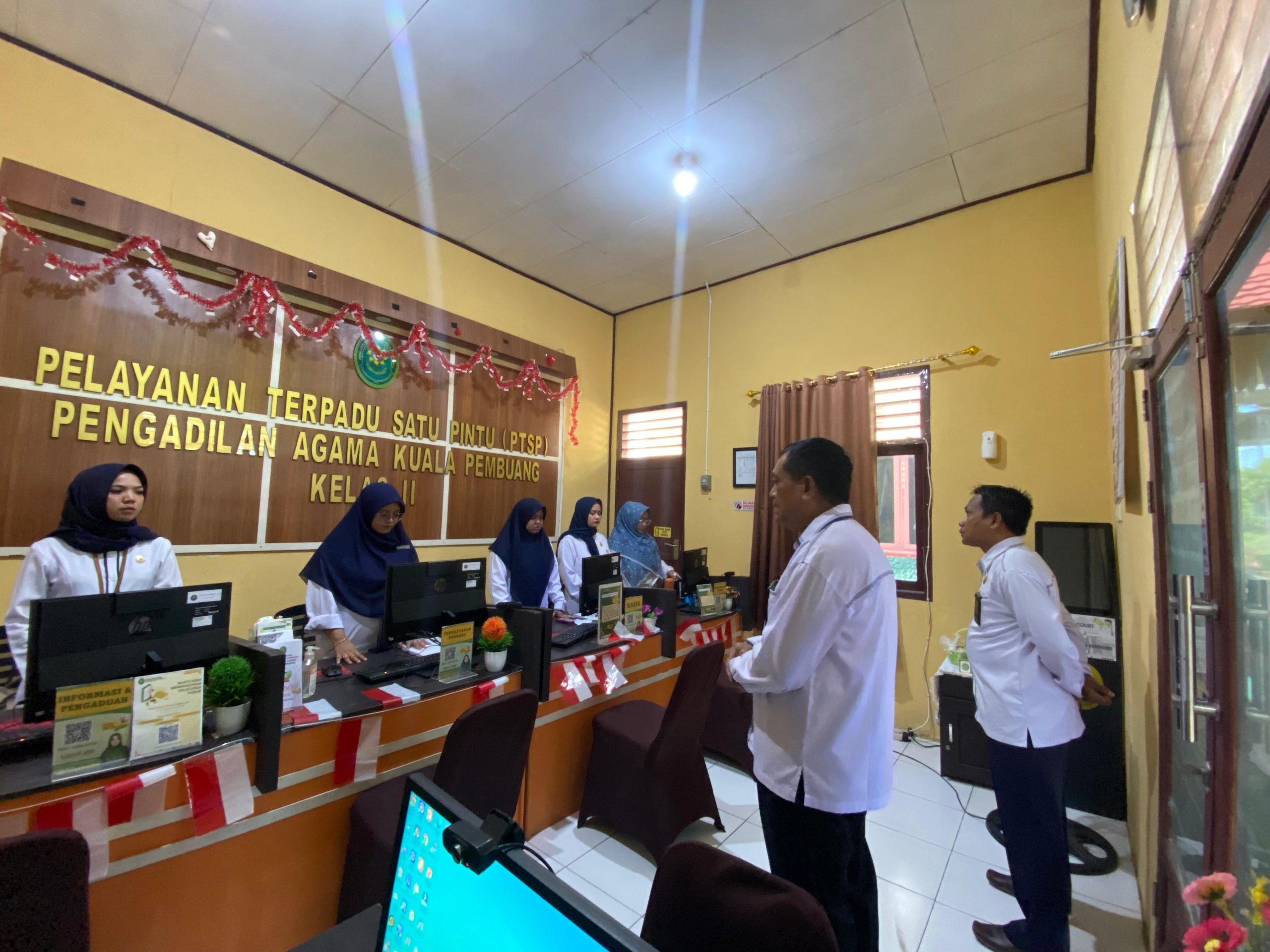 Briefing Pagi, Panitera PA Kuala Pembuang Himbau untuk Selalu Jaga Kebersihan Ruang PTSP