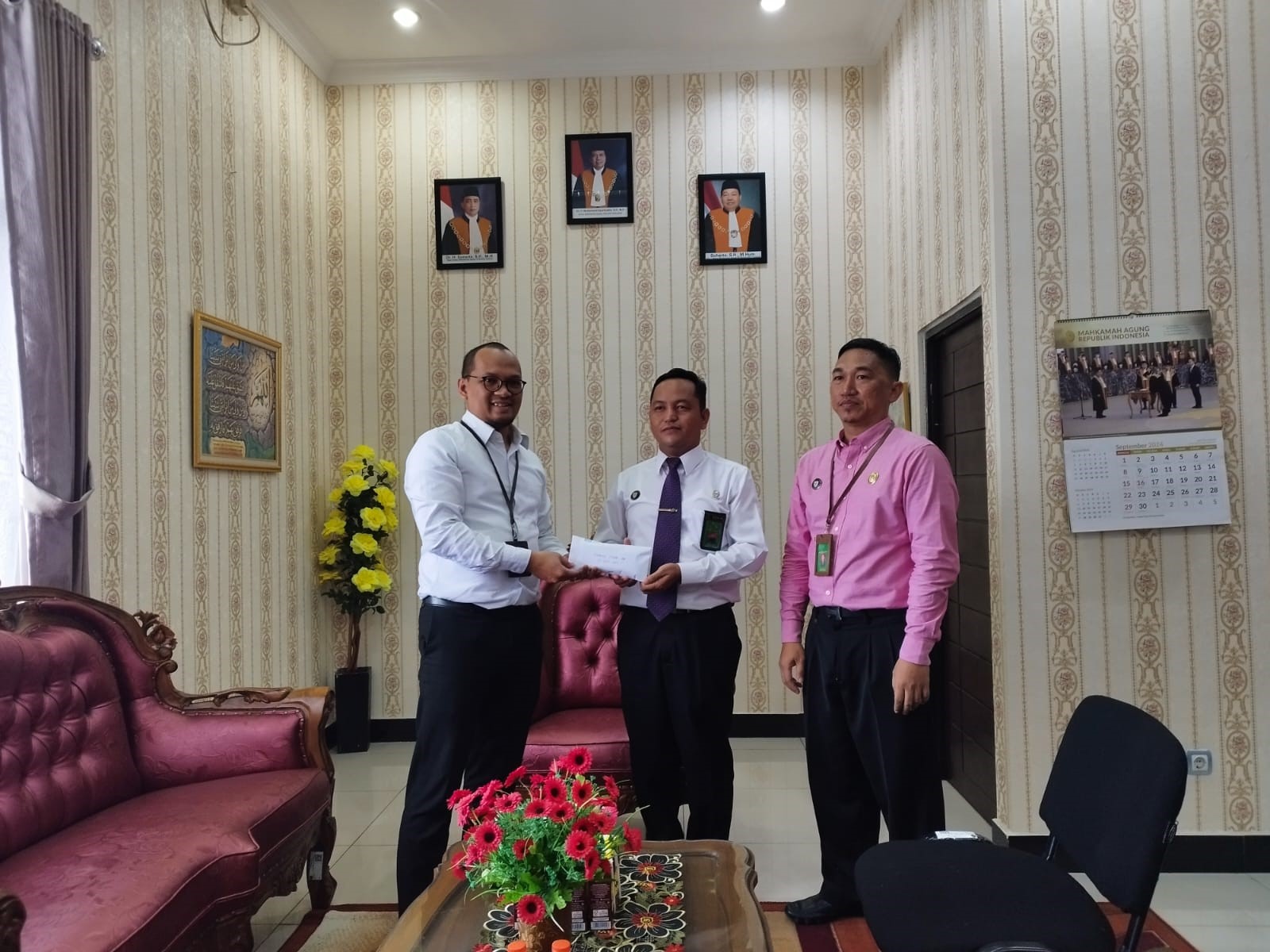 176. PA Muara Teweh Menerima Bantuan untuk Sidang Keliling di Wilayah Kab. Barito Utara dari BSI cab. Muara Teweh