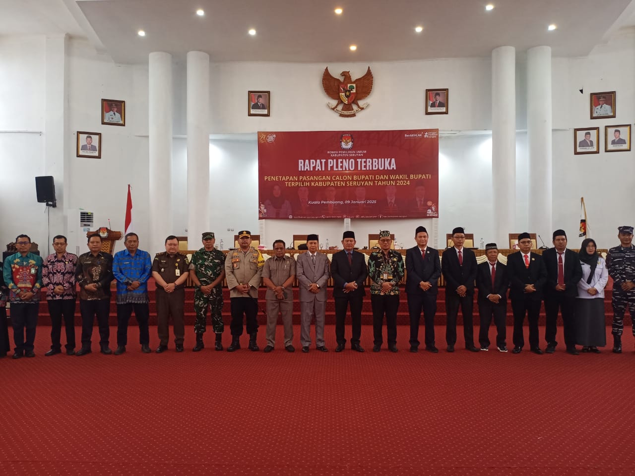 9. JURUSITA PA KLP HADIRI RAPAT PLENOP PENETAPAN BUPATI DAN WAKIL BUPATI TERPILIH KABUPATEN SERUYAN
