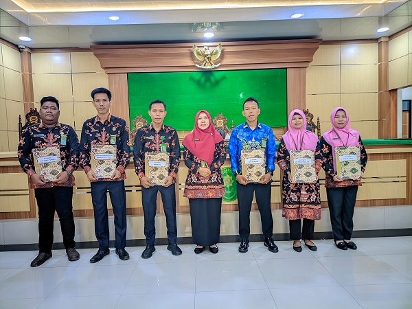 etua Pengadilan Agama Kuala Kurun Laksanakan Penyerahan SK dan Perjanjian Kinerja PPNPN Tahun 2025