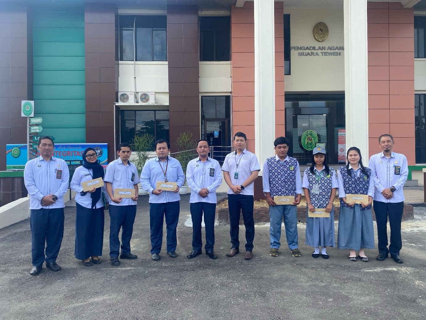penyerahan penghargaan pegawai berprestasi 2025-2