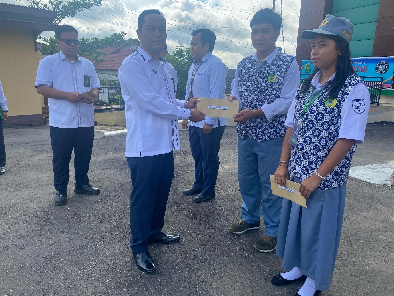 88. Penyerahan Penghargaan kepada Pembuat Video Terbaik oleh Siswa Magang SMKN 2 Muara Teweh dan Penyerahan Berita Terbanyak Triwulan I Pegawai PA Muara Teweh