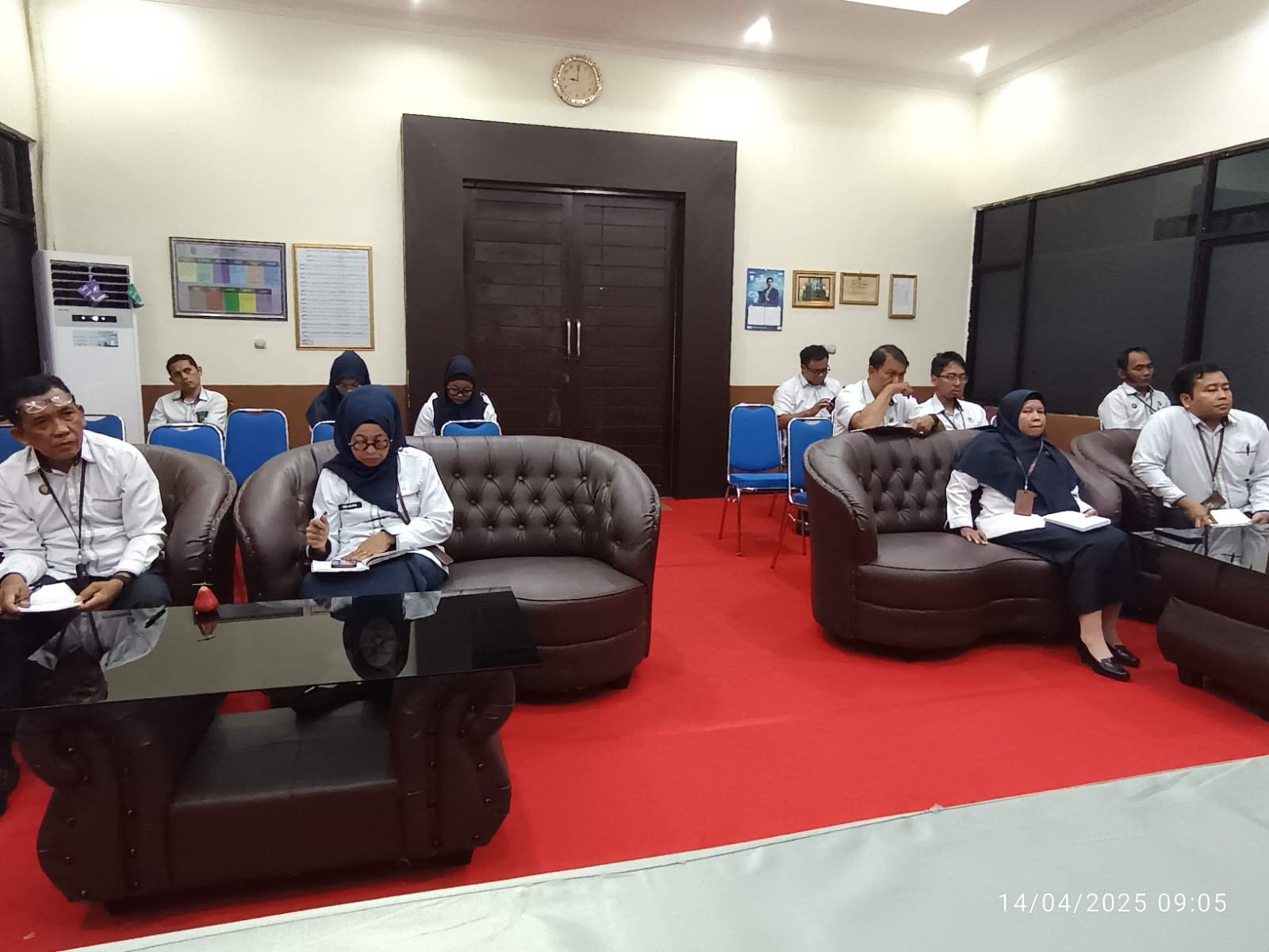 rapat umum april 2025
