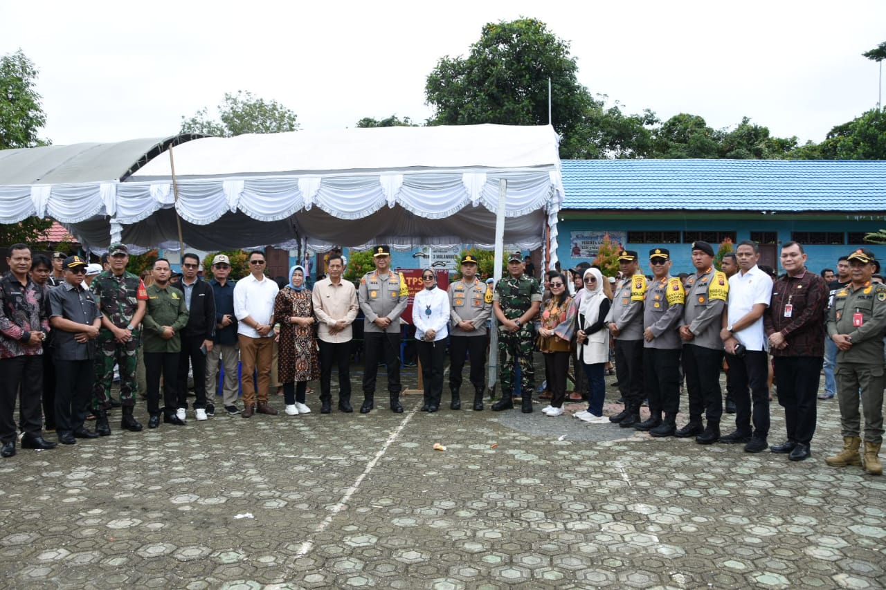 80. Ketua PA Muara Teweh Beserta Pj Bupati Barito Utara, Kapolda Kalteng dan Forkopimda Tinjau Pelaksanaan Pemungutan Suara Ulang di Dua TPS