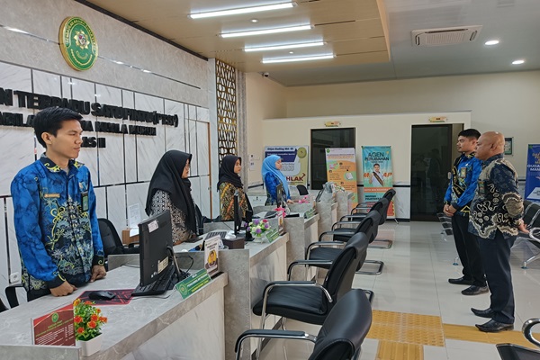 PTSP Sebagai Ujung Tombak Pelayanan, Pesan Panitera Dalam Briefing Kepada Petugas PTSP