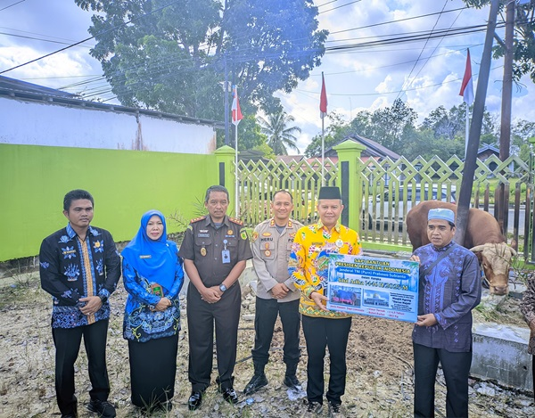 Ketua Pengadilan Agama Kuala Kurun Menghadiri Penyerahan Bantuan Hewan Qurban Dari Presiden RI dan Pemkab Gumas