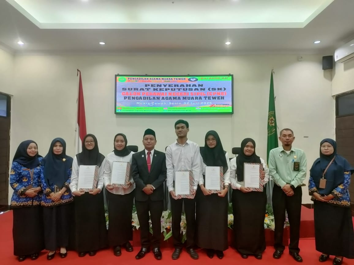 146. Penyerahan SK CPNS Oleh Ketua Pengadilan Agama Muara Teweh
