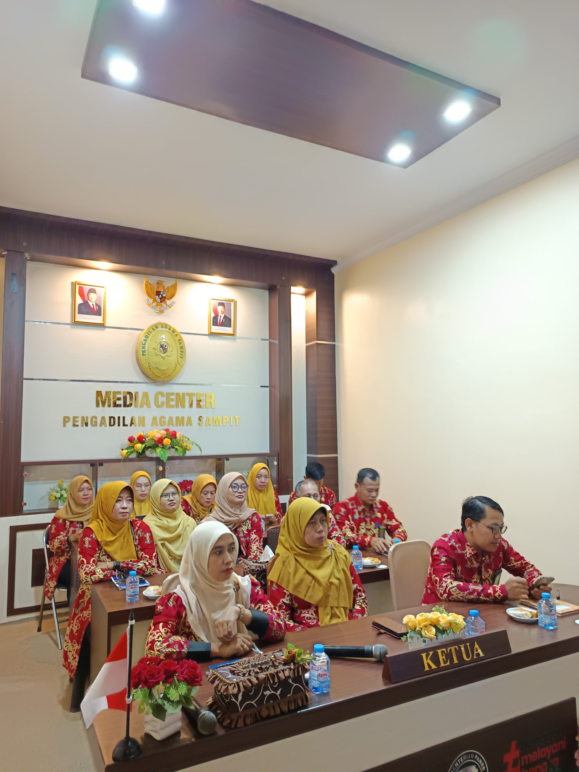 137. Aparatur PA Sampit Ikuti Pembinaan Ketua PTA Palangka Raya Secara Daring