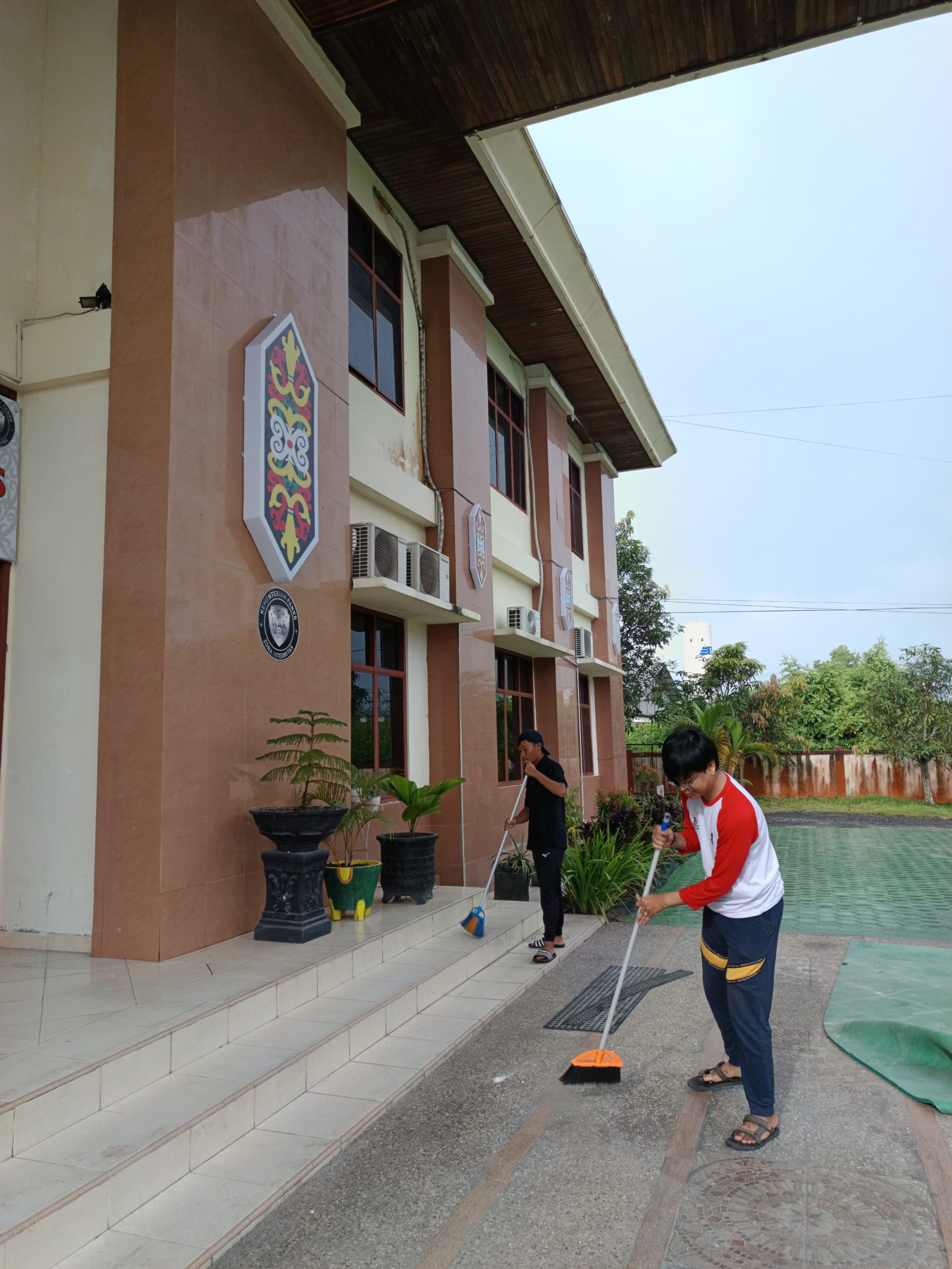 140. Giat Rutin Bebersih Pengadilan Agama Sampit