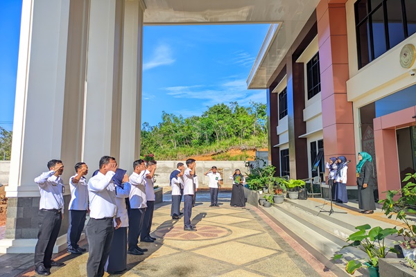 Disiplin, Komitmen dan Apresiasi : Amanat Ketua PA Kuala Kurun Dalam Apel Pagi