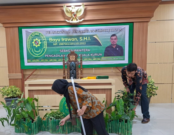 Aparatur PA. Kuala Kurun Laksanakan Persiapan Acara Pelantikan dan Pengambilan Sumpah Jabatan Panitera Baru