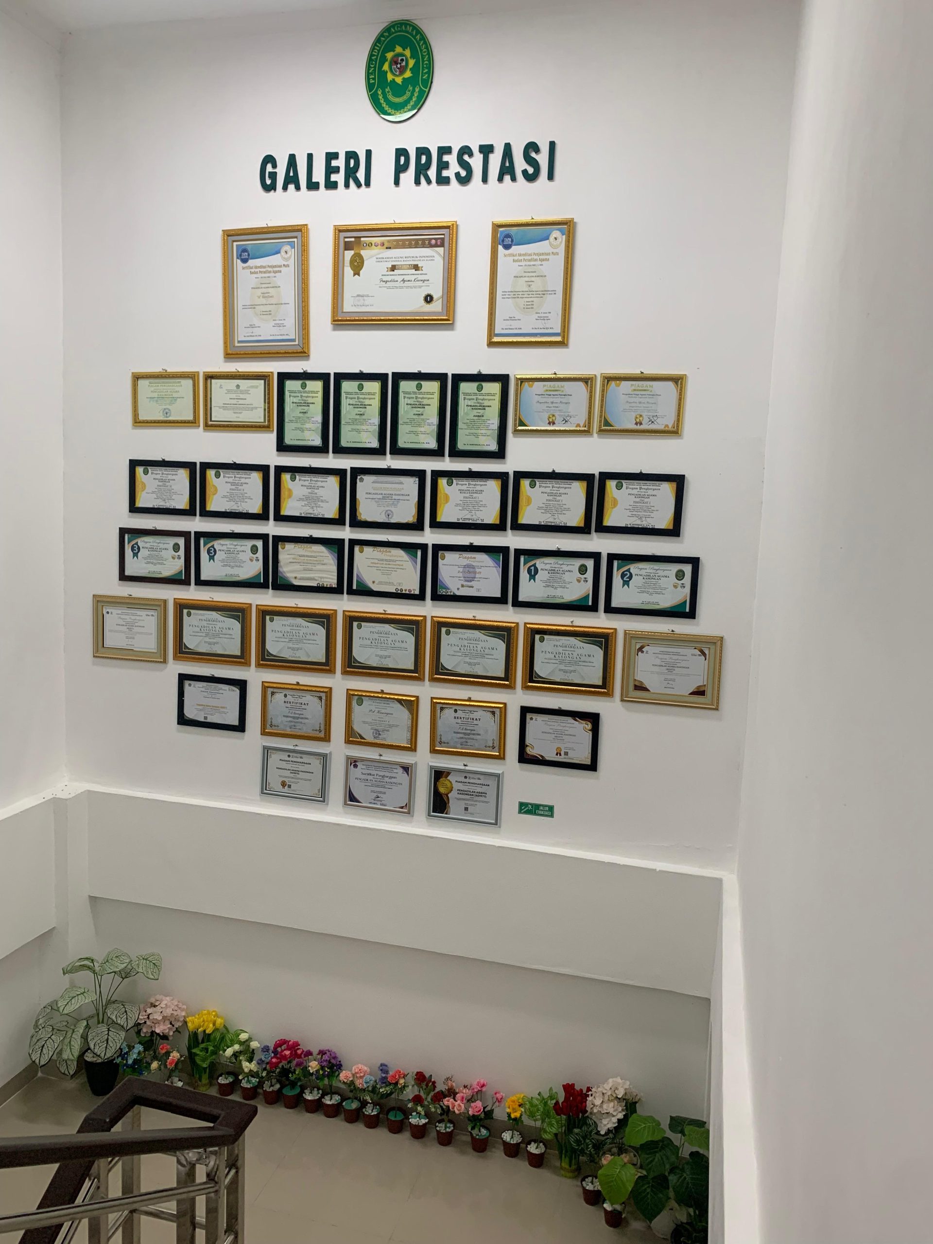 Tim Kesekretariatan Pengadilan Agama Kasongan Percantik Kantor dengan Hiasan Bunga