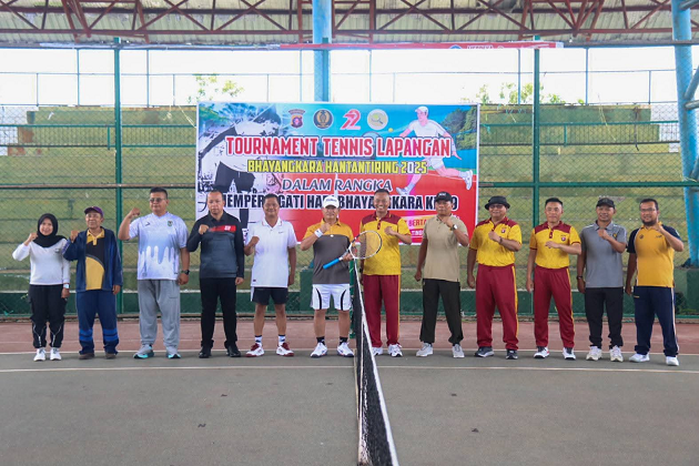 Ketua Dan Wakil Ketua Pengadilan Agama Kuala Pembuang Ikuti Pertandingan Eksebisi Tenis Lapangan Hut Bhayangkara Ke-79