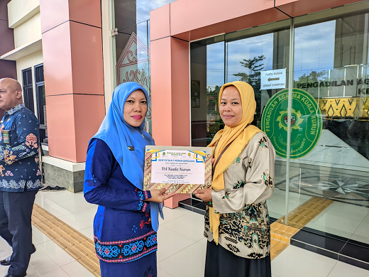 Penyerahan Penghargaan Terbaik I E Sakip Komdanas Triwulan I