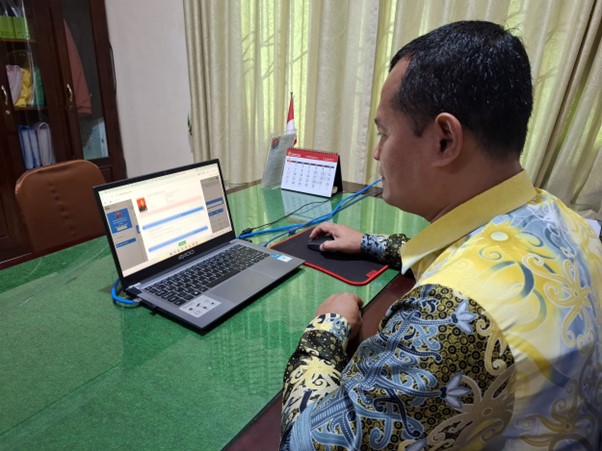 315. Tenaga Teknis dan Non Teknis Pengadilan Agama Sampit Tertib Melakukan Pengisian ETR (Electronic Track Record)