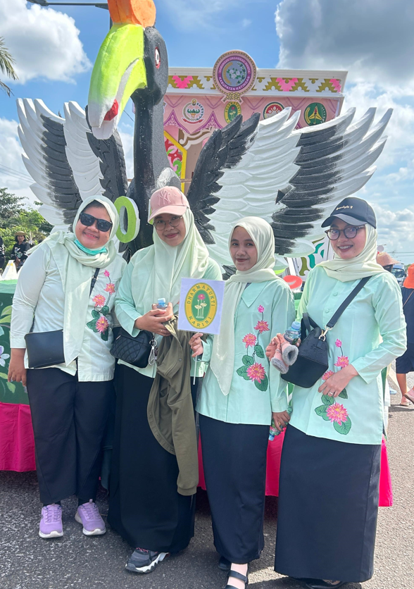 Anggota Dharmayukti Karini Cabang Kasongan Ikuti Pawai Budaya Festival Penyang Hinje Simpei 2025