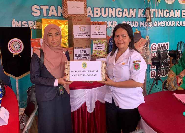 Sekretaris Pengadilan Agama Kasongan mewakili Dharmayukti Karini Cabang Kasongan Serahkan Doorprize dalam Rangka HUT ke-23 Kabupaten Katingan