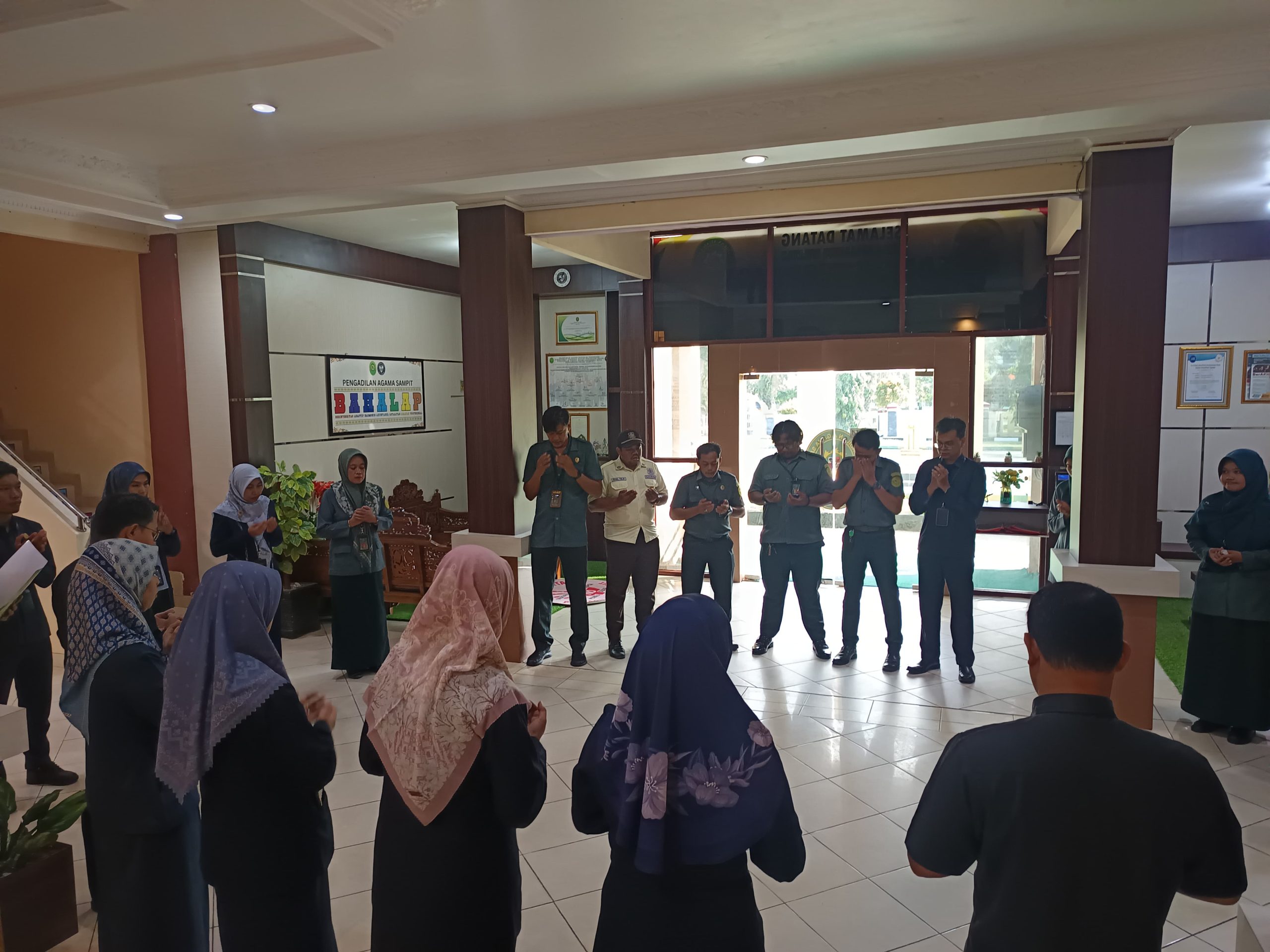 206. Awali Aktivitas Dengan Do’a Bersama Selasa Pagi di Pengadilan Agama Sampit Kelas IB