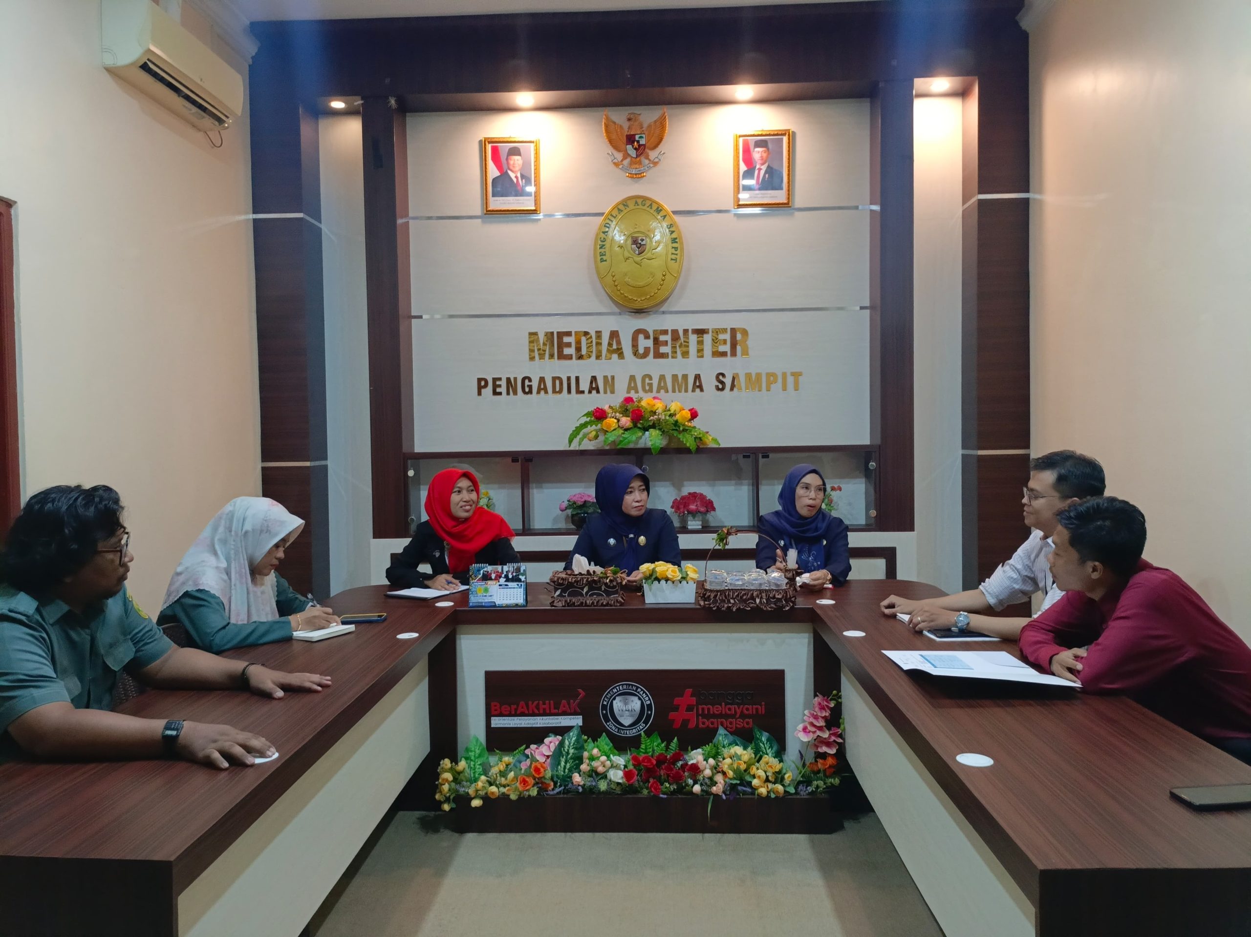 210. Bagian Kesekretariatan PA Sampit Kelas IB Gelar Rapat Monev Bulan April 2025