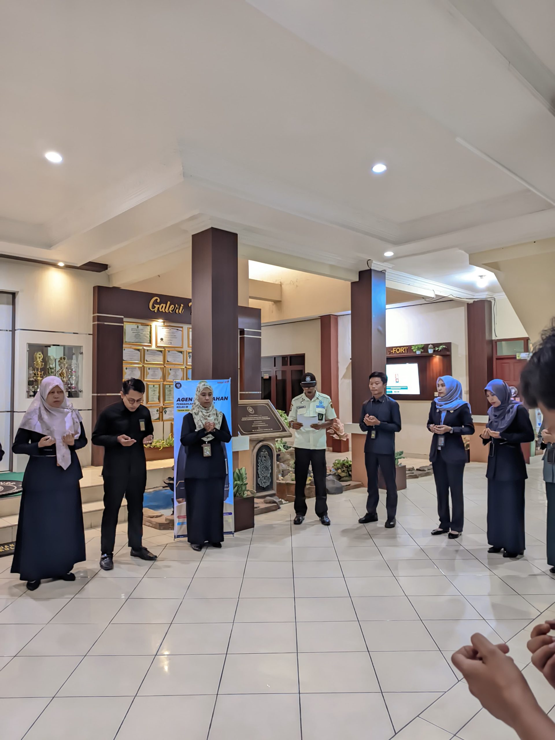 237. Awali Aktivitas Dengan Do’a Bersama Selasa Pagi di Pengadilan Agama Sampit Kelas IB