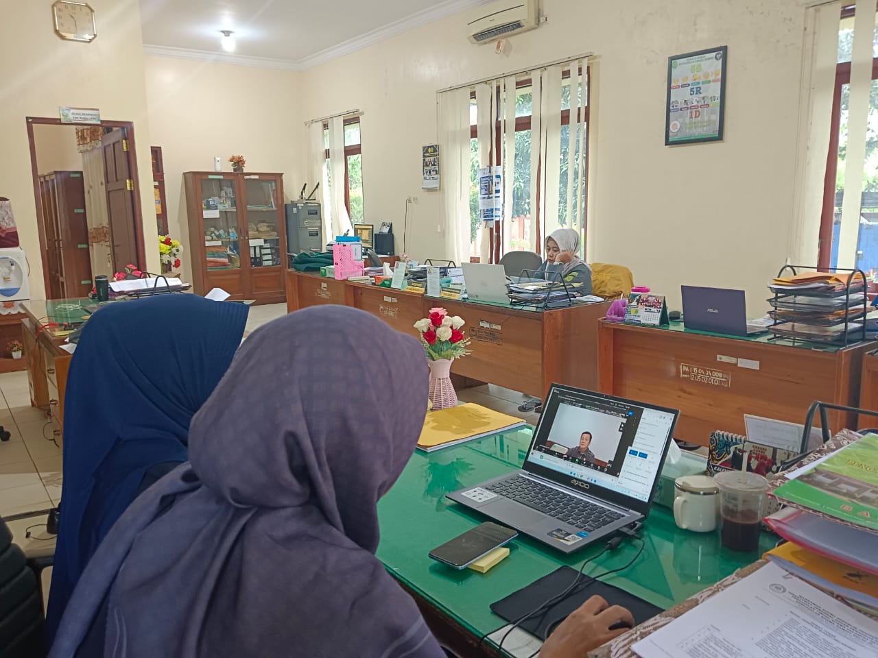 239. Sekretaris dan Kasubbag Kepegawaian PA Sampit Kelas IB Ikuti Rakor Pelaksanaan Tugas CPNS Secara Daring
