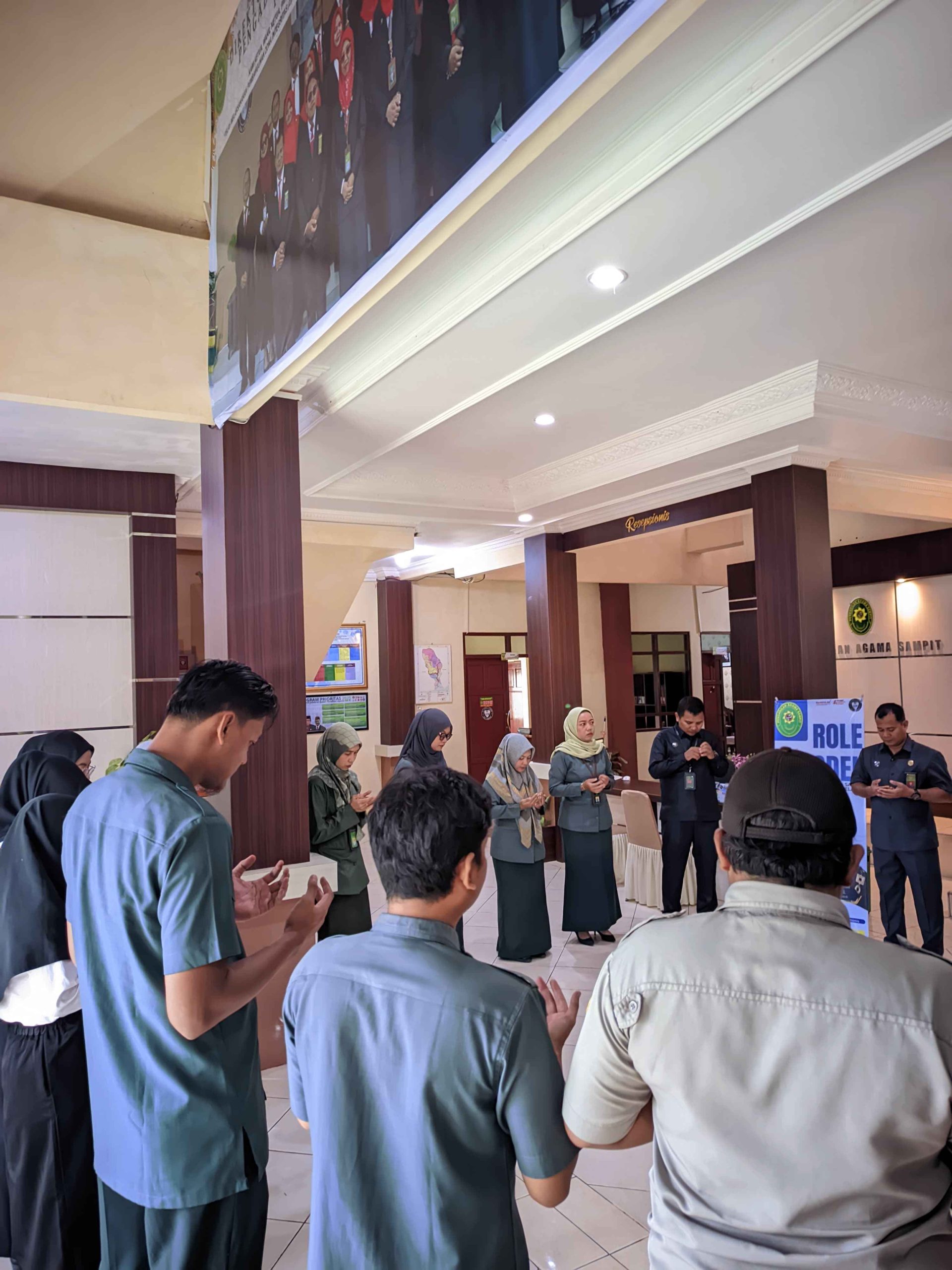 253. Awali Aktivitas Dengan Do’a Bersama Rabu Pagi di Pengadilan Agama Sampit Kelas IB