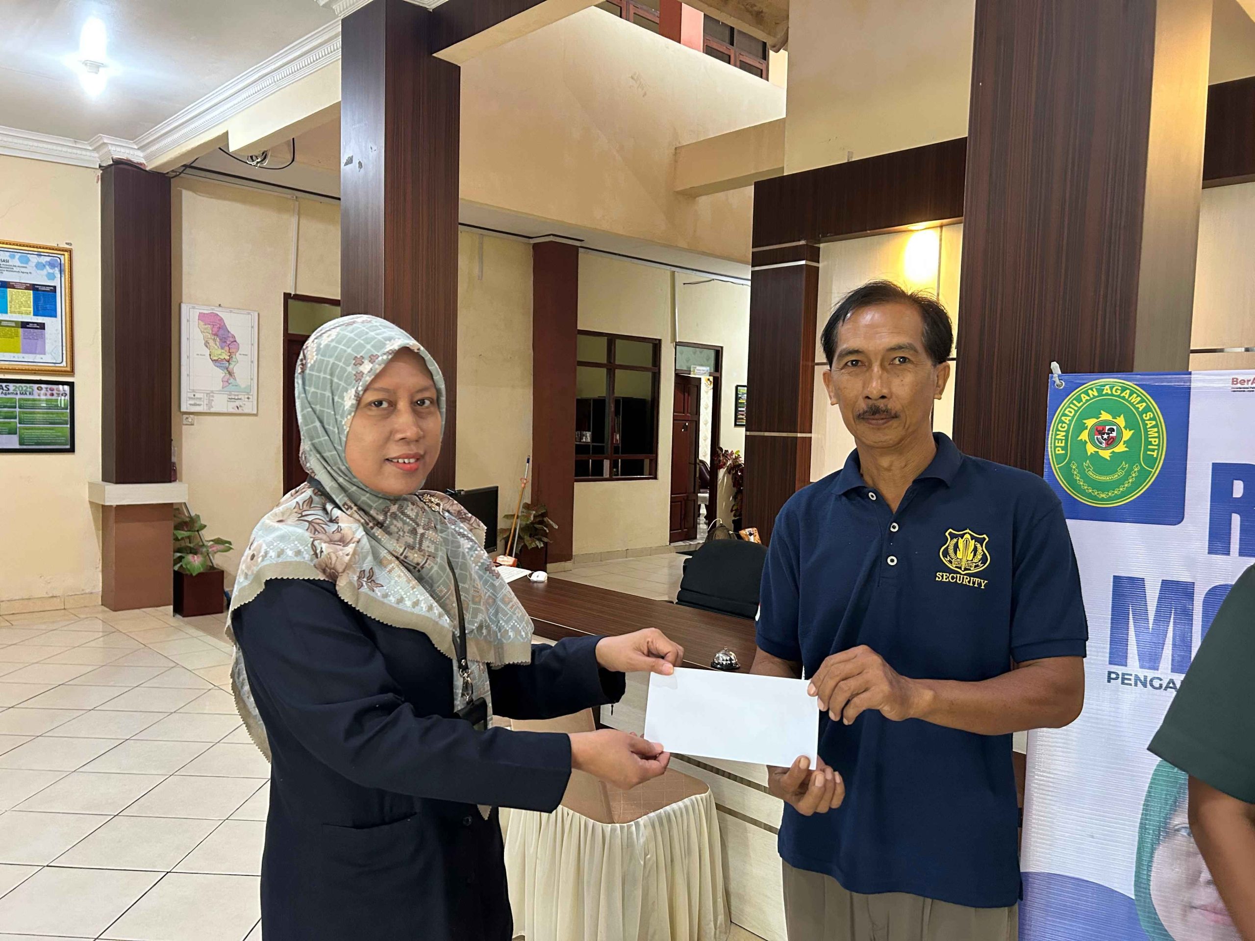 254. Indahnya Berbagi Gaji Ke-13 dengan PPNPN Pengadilan Agama Sampit Kelas IB