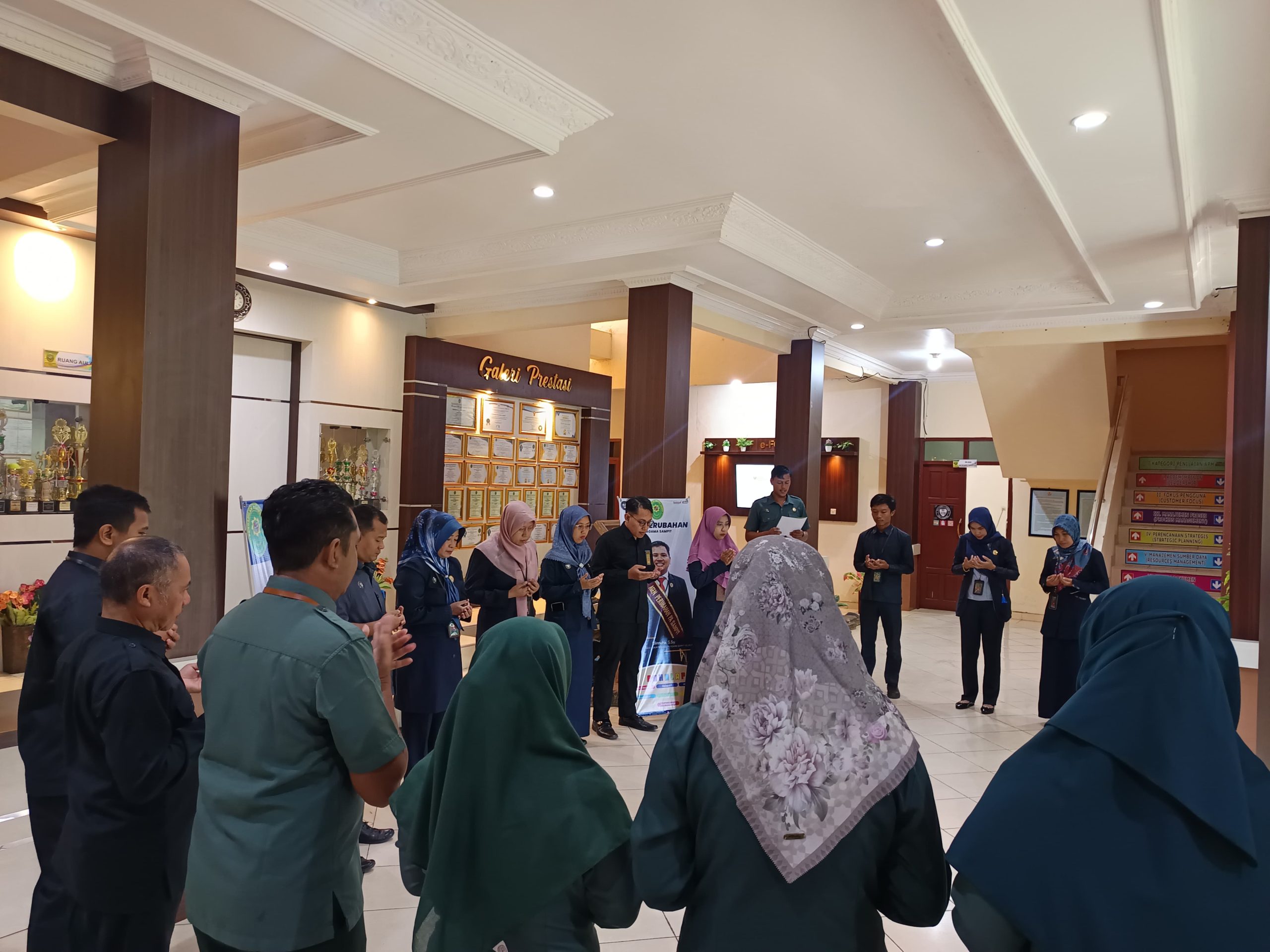 259. Awali Aktivitas Dengan Do’a Bersama Selasa Pagi di Pengadilan Agama Sampit Kelas IB
