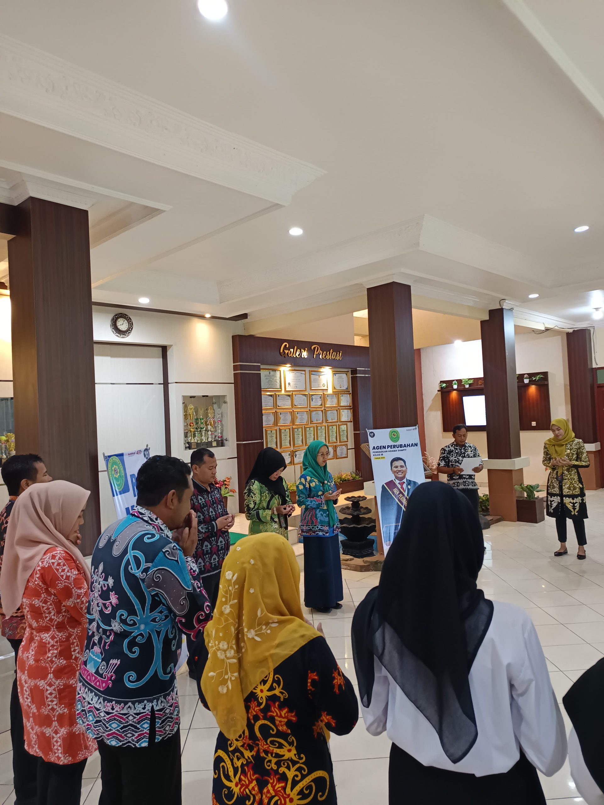 262. Rutinitas Doa Pagi Bersama Sebagai Awal Kegiatan Pengadilan Agama Sampit Kelas IB