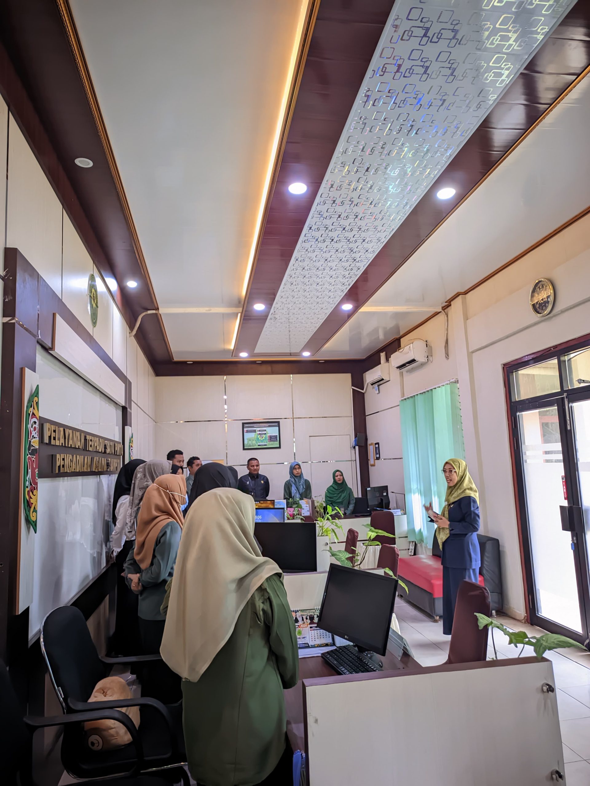 283. Briefing Pagi PTSP oleh Hakim PA Sampit: “Peningkatan Pelayanan dan Ketelitian Dalam Bekerja   Selasa, (24/06/2025), bertempat di Ruang PTSP (Pelayanan Terpadu Satu Pintu) Pengadilan Agama Sampit dilaksanakan briefing pagi rutin bagi kepaniteraan dan