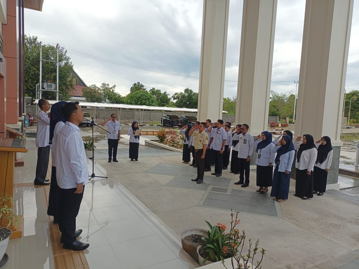 Ketua Pengadilan agama, Hakim dan Aparatur Pengadilan Agama Kasongan Kelas II melaksanakan kegiatan apel hari Senin.