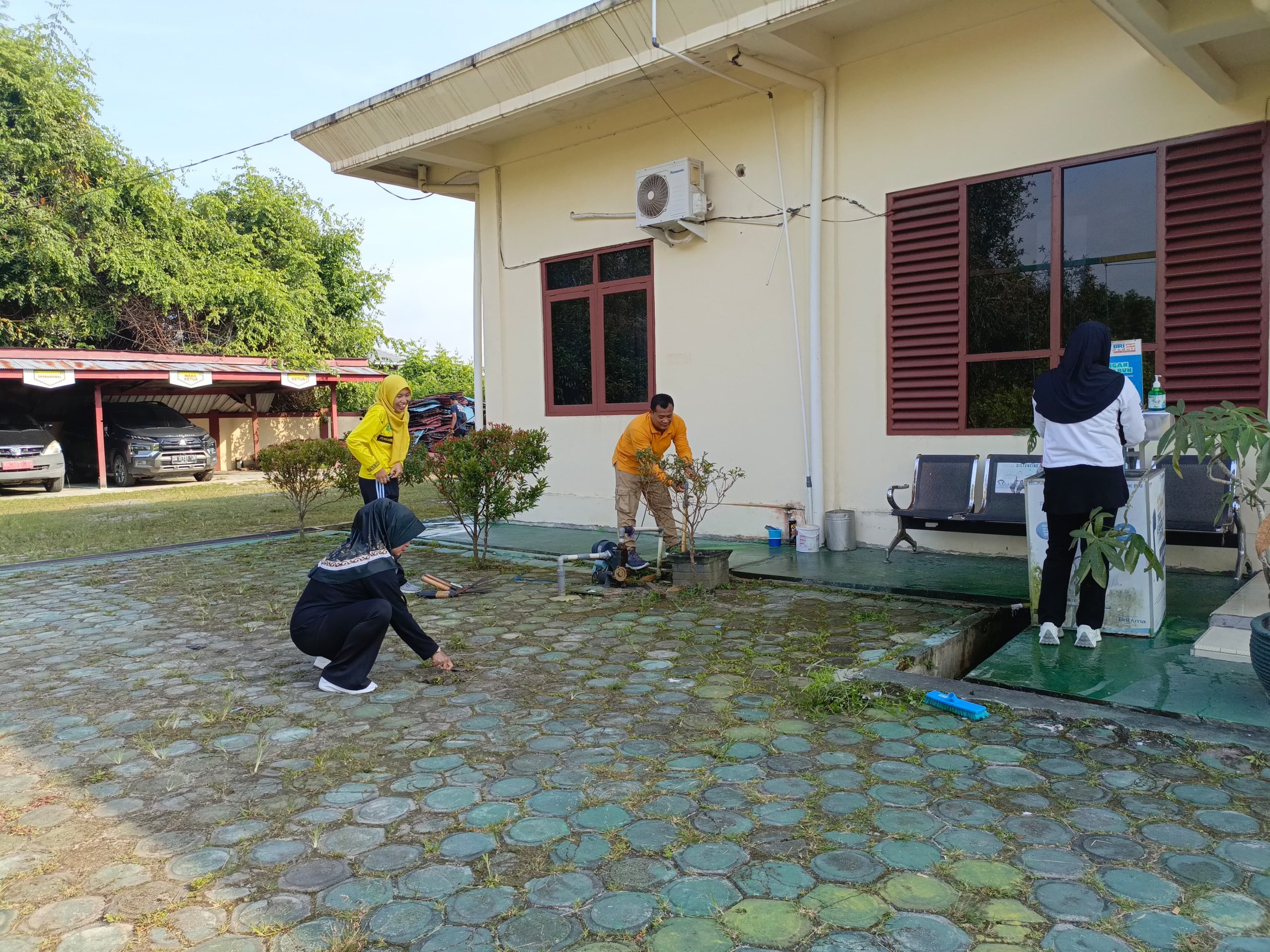 337. Selalu Ciptakan Lingkungan yang Bersih, Warga PA Sampit Gotong Royong Bebersih”